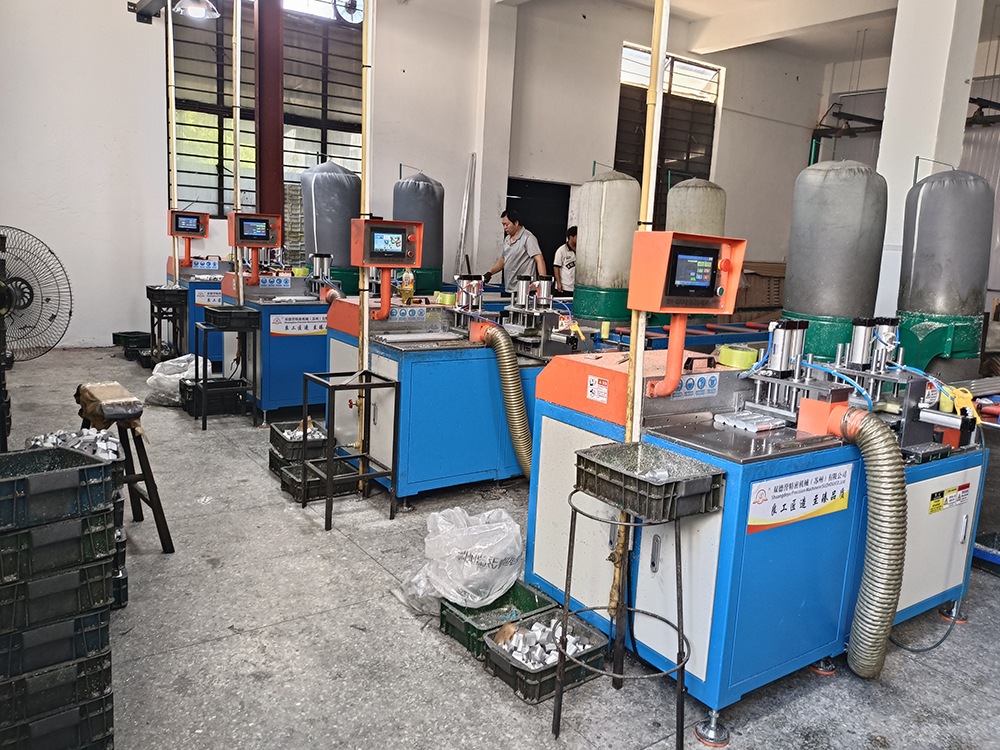 業(yè)務(wù)去浙江售后客戶現(xiàn)場(chǎng)-4臺(tái)小型全自動(dòng)切鋁機(jī)并切